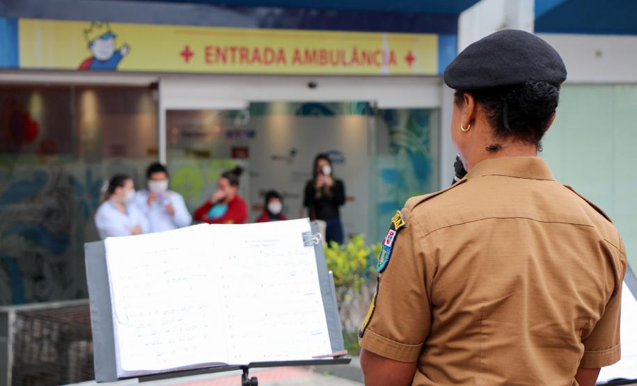 Banda de Música da PM faz homenagem para profissionais de saúde do hospital Pequeno Príncipe