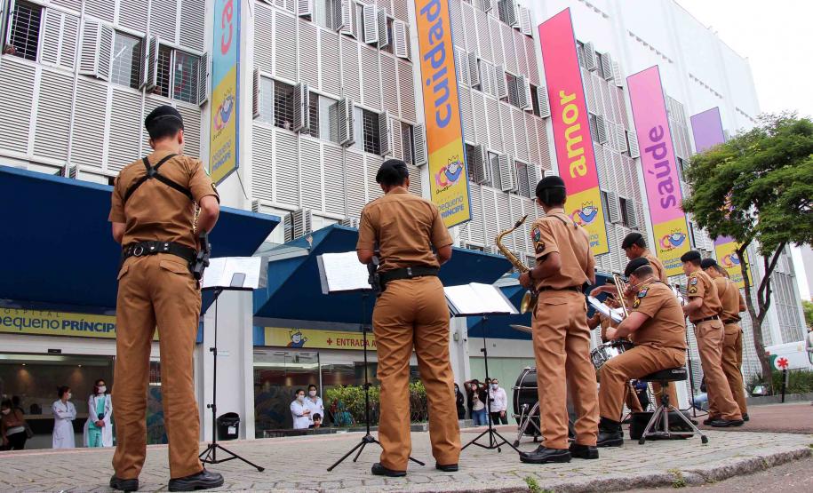 Banda de Música da PM faz homenagem para profissionais de saúde do hospital Pequeno Príncipe