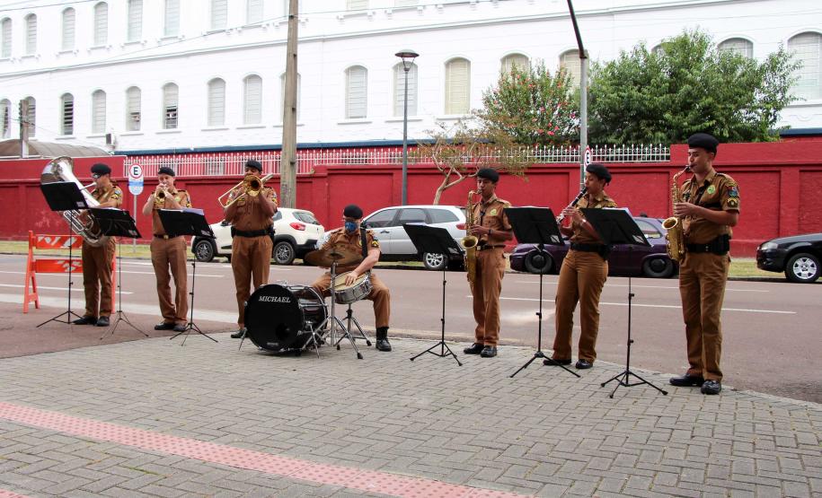 Banda de Música da PM faz homenagem para profissionais de saúde do hospital Pequeno Príncipe