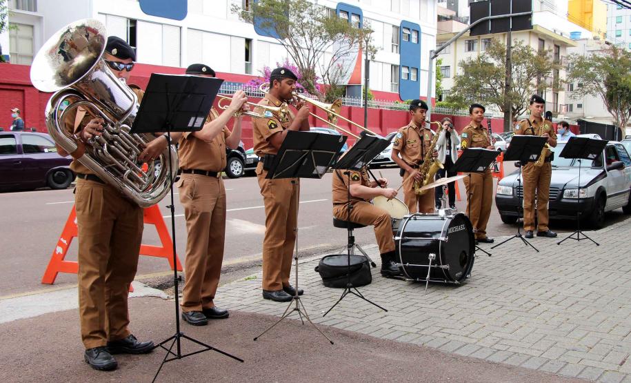 Banda de Música da PM faz homenagem para profissionais de saúde do hospital Pequeno Príncipe
