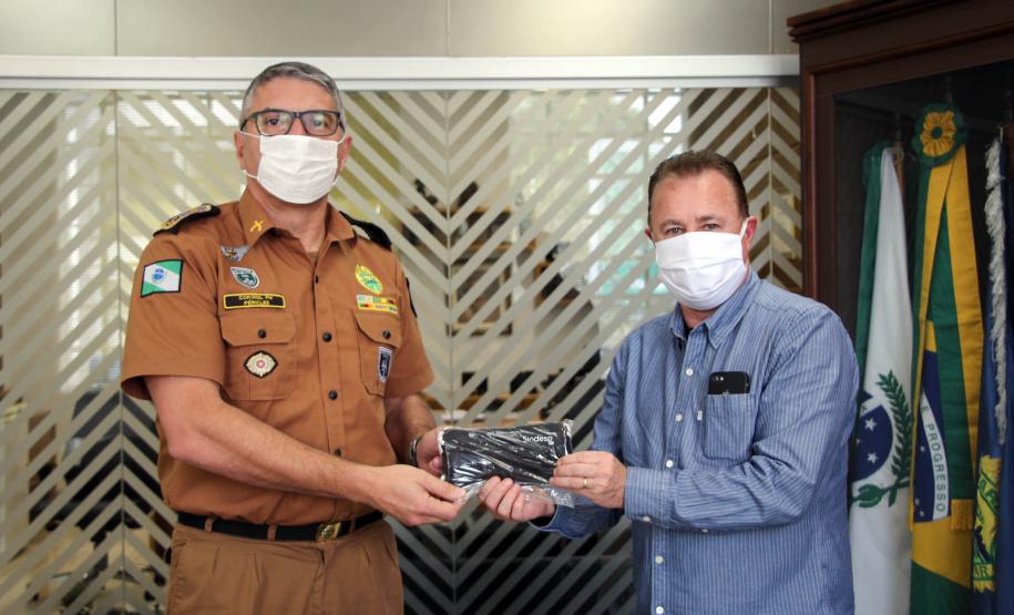 SINDEP-PR doa máscaras faciais reutilizáveis para a Polícia Militar