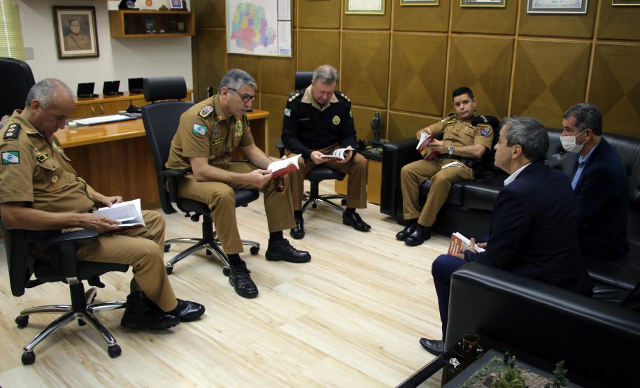 Comandante-Geral da PM recebe com Prefeito e Secretário de Esporte e Lazer de São José dos Pinhais em Curitiba
