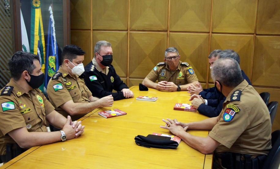 Comandante-Geral da PM recebe com Prefeito e Secretário de Esporte e Lazer de São José dos Pinhais em Curitiba