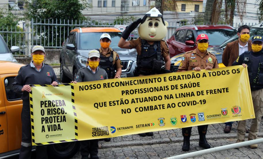 Órgãos envolvidos com o Maio Amarelo homenageiam profissionais da saúde de 12 hospitais de Curitiba