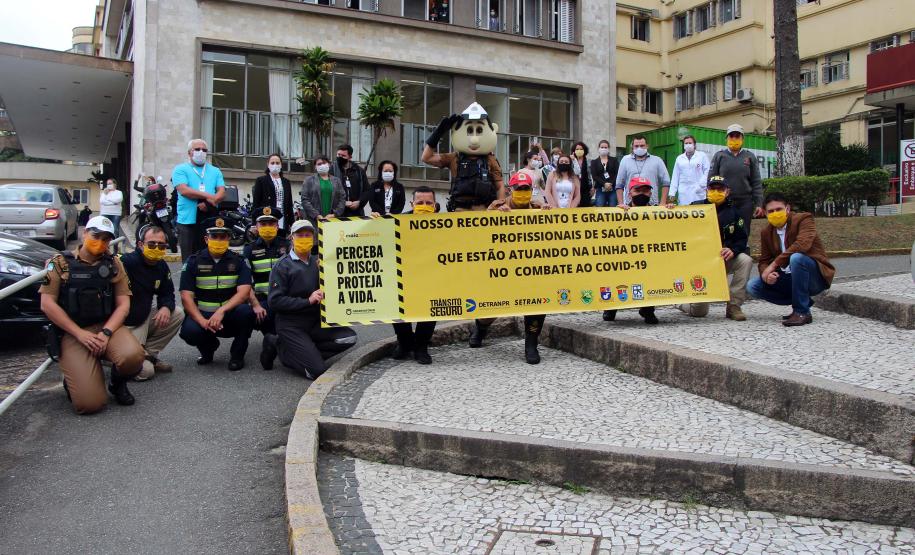 Órgãos envolvidos com o Maio Amarelo homenageiam profissionais da saúde de 12 hospitais de Curitiba