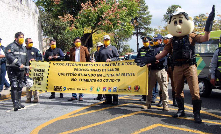 Órgãos envolvidos com o Maio Amarelo homenageiam profissionais da saúde de 12 hospitais de Curitiba