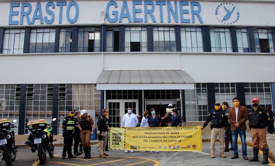 Órgãos envolvidos com o Maio Amarelo homenageiam profissionais da saúde de 12 hospitais de Curitiba