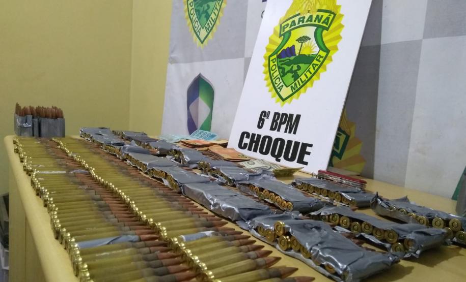 Em Cascavel, PM prende dois homens e apreende 400 munições de uso restrito em ônibus que seguia para São Paulo