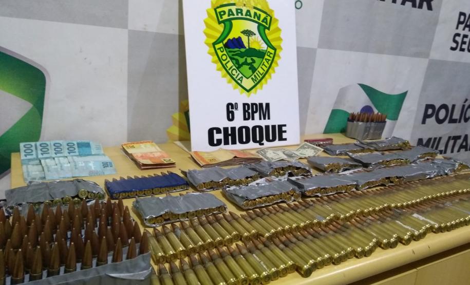 Em Cascavel, PM prende dois homens e apreende 400 munições de uso restrito em ônibus que seguia para São Paulo