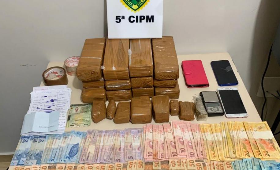 Em Cianorte (PR), PM prende casal e apreende mais de nove quilos de maconha após denúncias