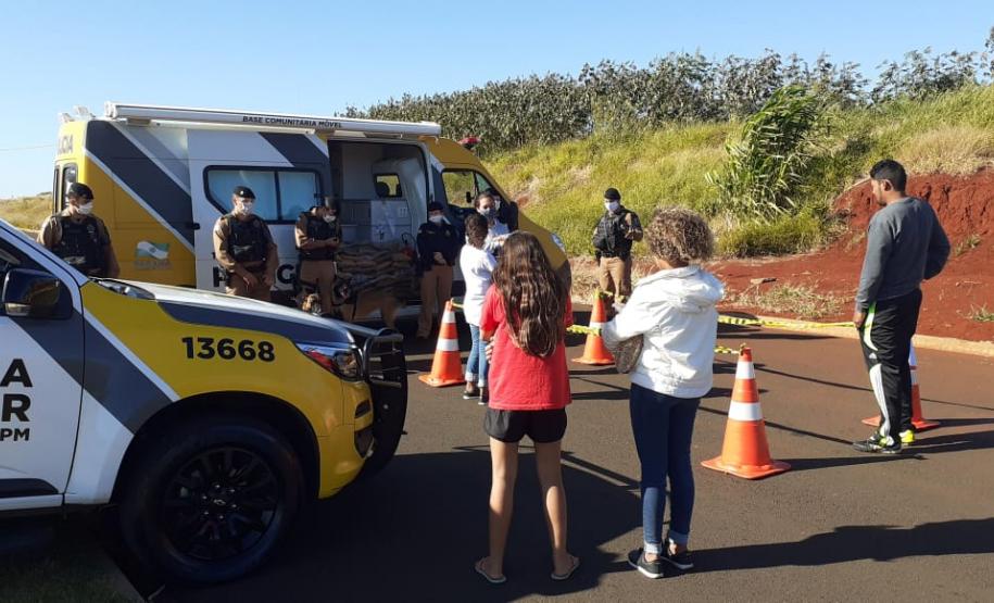 Parceria da PM com empresas privadas resulta na arrecadação de uma tonelada de ração para ser doada a comunidades carentes no Norte do estado