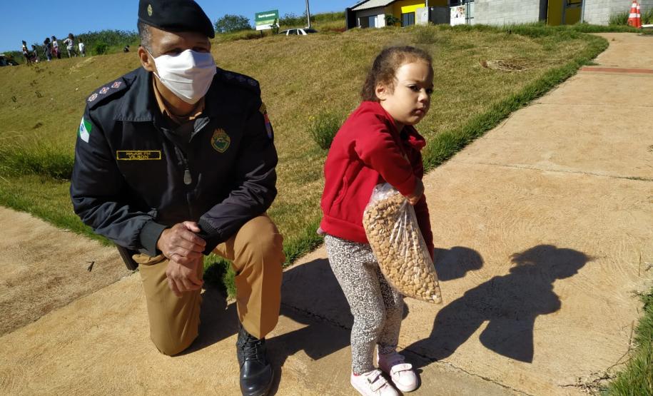 Parceria da PM com empresas privadas resulta na arrecadação de uma tonelada de ração para ser doada a comunidades carentes no Norte do estado