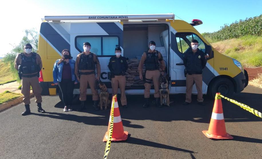 Parceria da PM com empresas privadas resulta na arrecadação de uma tonelada de ração para ser doada a comunidades carentes no Norte do estado