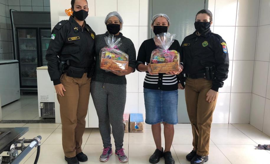 Unidade da PM de Cianorte (PR) homenageia policiais e mães da unidade com cestas de café da manhã