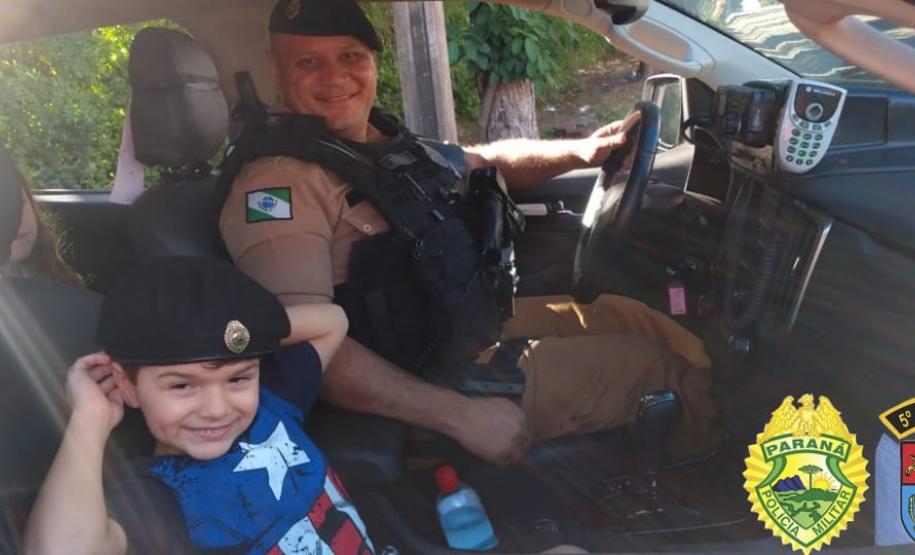 Equipe ROTAM visita admirador da PM no dia do aniversário em Londrina (PR)