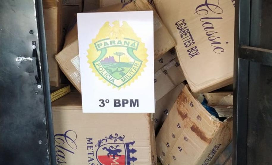 Em ações separadas, PM apreende mais de 200 mil carteiras de cigarro contrabandeado e recupera caminhão roubado, no Sudoeste do estado