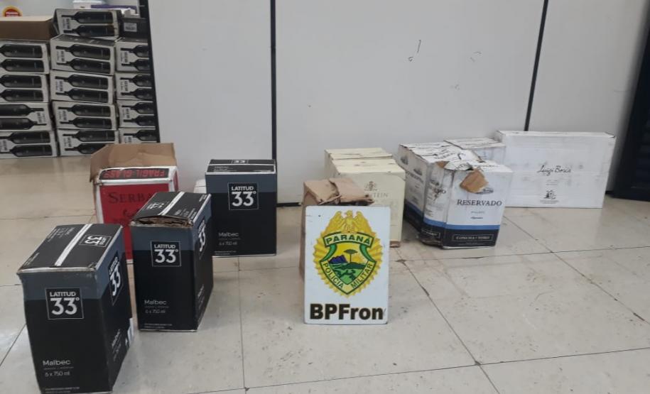 BPFron prende seis pessoas e apreende mais de 800 celulares e 83 garrafas de vinhos contrabandeados no Oeste do estado