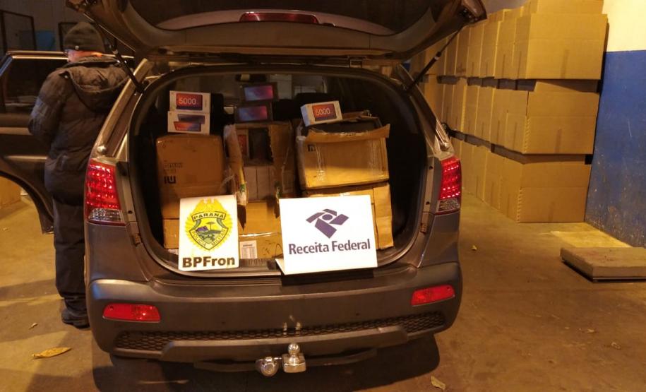 BPFron prende seis pessoas e apreende mais de 800 celulares e 83 garrafas de vinhos contrabandeados no Oeste do estado