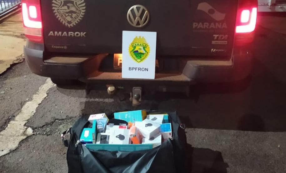 BPFron prende seis pessoas e apreende mais de 800 celulares e 83 garrafas de vinhos contrabandeados no Oeste do estado