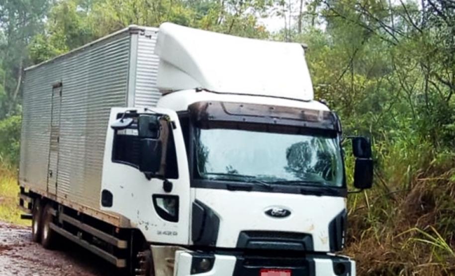 PM apreende caminhão carregado com cigarros contrabandeados no Oeste do estado