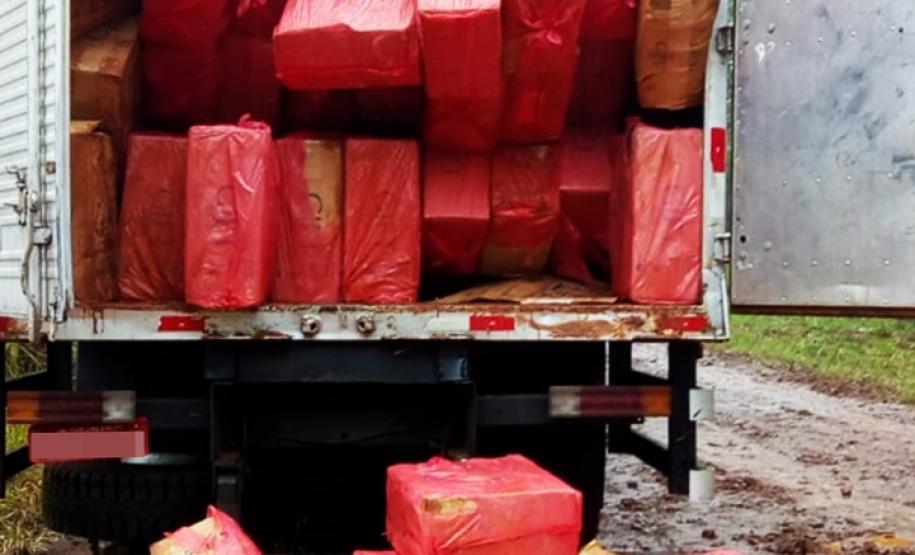 PM apreende caminhão carregado com cigarros contrabandeados no Oeste do estado