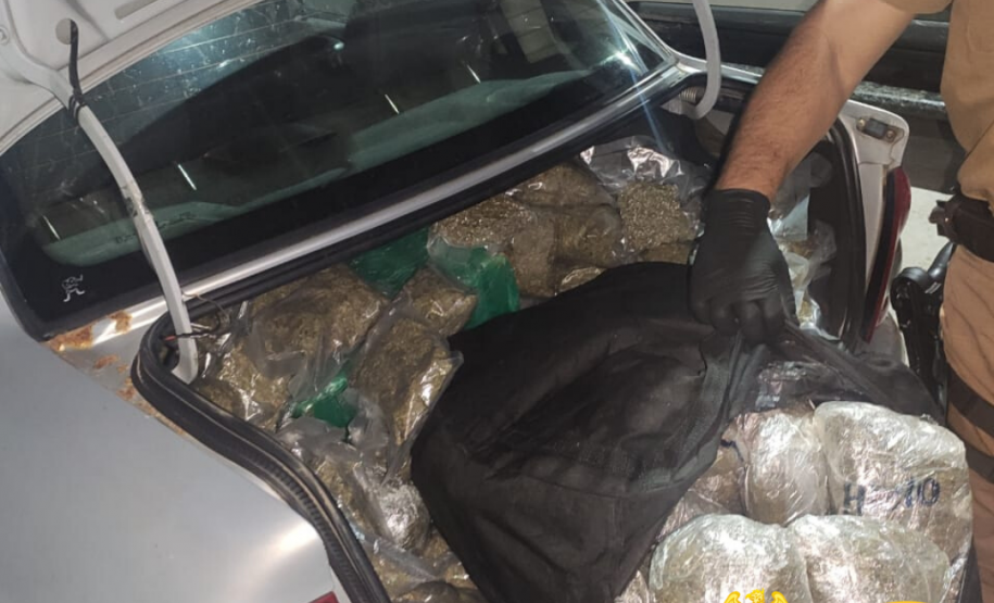Carga de drogas avaliada em R$ 2 milhões é encontrada por policiais militares no porta-malas de veículo em Umuarama, no Noroeste do Paraná