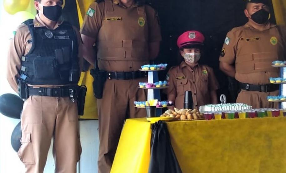Admiradora da PM recebe visita de policiais no dia do aniversário em Pato Branco (PR)