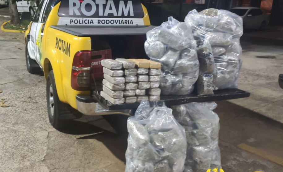 Carga de drogas avaliada em R$ 2 milhões é encontrada por policiais militares no porta-malas de veículo em Umuarama, no Noroeste do Paraná