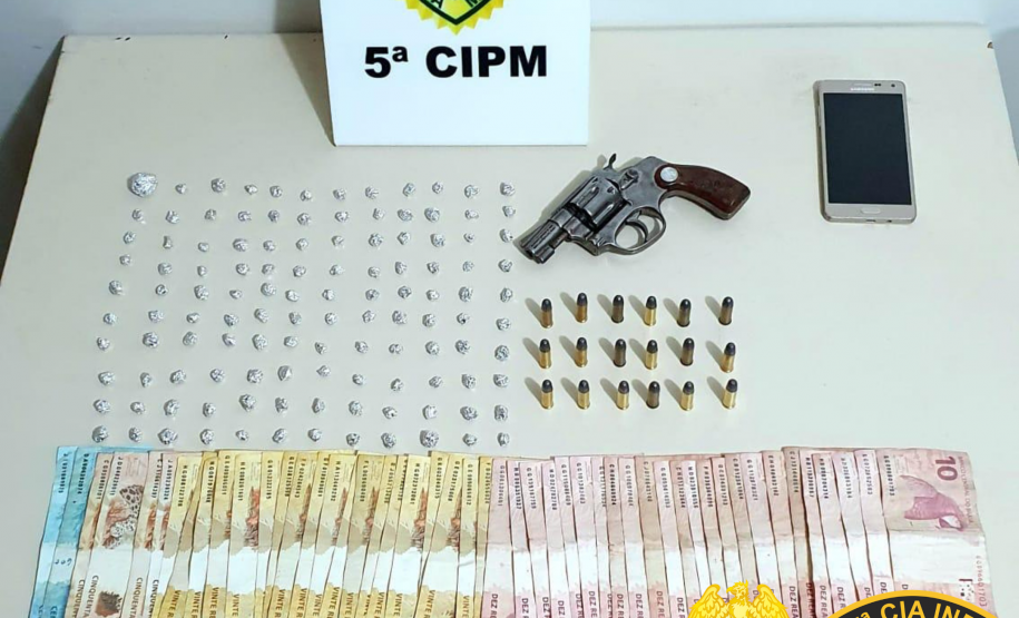 PM prende dois homens e apreende 119 pedras de crack e arma de fogo no Noroeste do estado