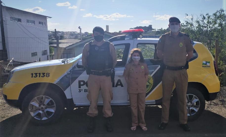 Admiradora da PM recebe visita de policiais no dia do aniversário em Pato Branco (PR)