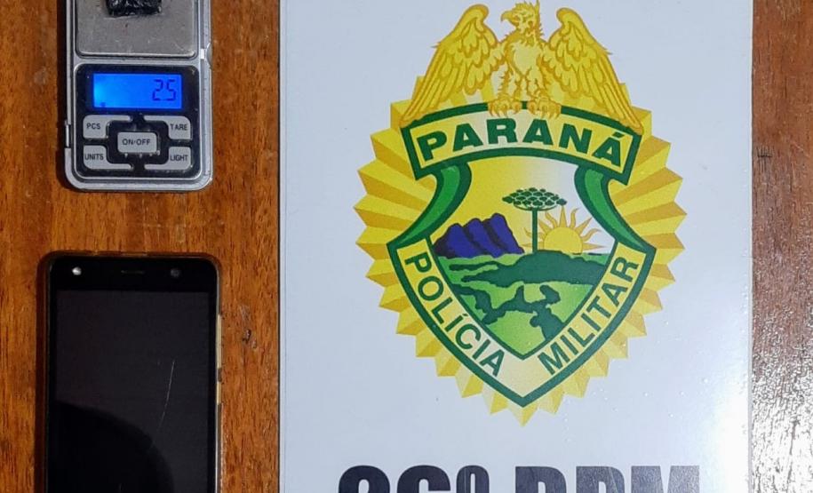 Nos Campos Gerais, PM prende duas pessoas e apreende sete pés de maconha após denúncia