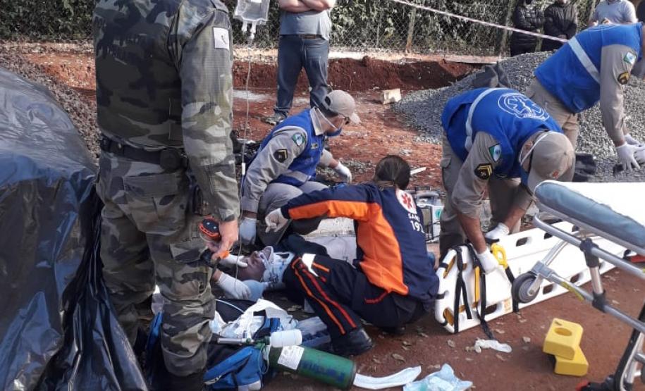 Policiais militares amparam vítima até a chegada de ambulância em Manringá (PR)