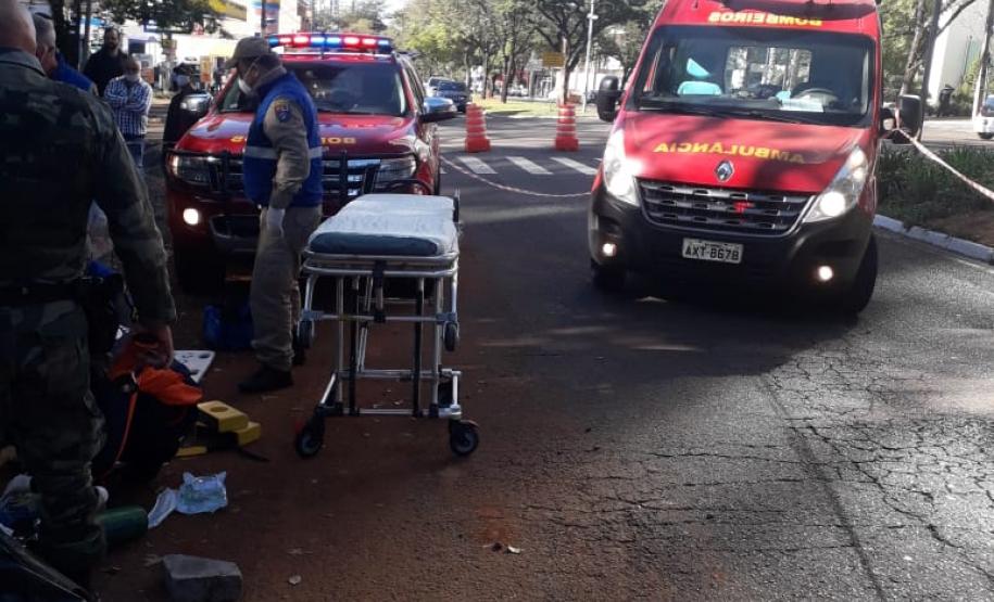 Policiais militares amparam vítima até a chegada de ambulância em Manringá (PR)