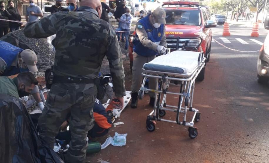 Policiais militares amparam vítima até a chegada de ambulância em Manringá (PR)