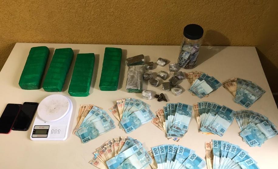 Policiais militares são acionados para atender briga de casal, mas encontra quatro quilos de maconha e R$ 10 mil em São José dos Pinhais