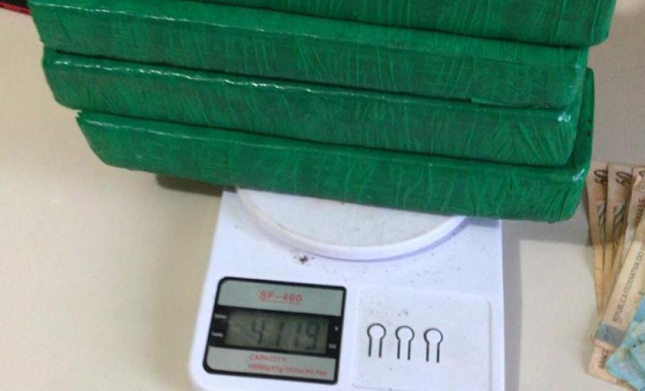 Policiais militares são acionados para atender briga de casal, mas encontra quatro quilos de maconha e R$ 10 mil em São José dos Pinhais