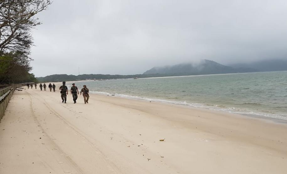 Na Ilha do Mel, Litoral do estado, fiscaliza área de preservação permanente