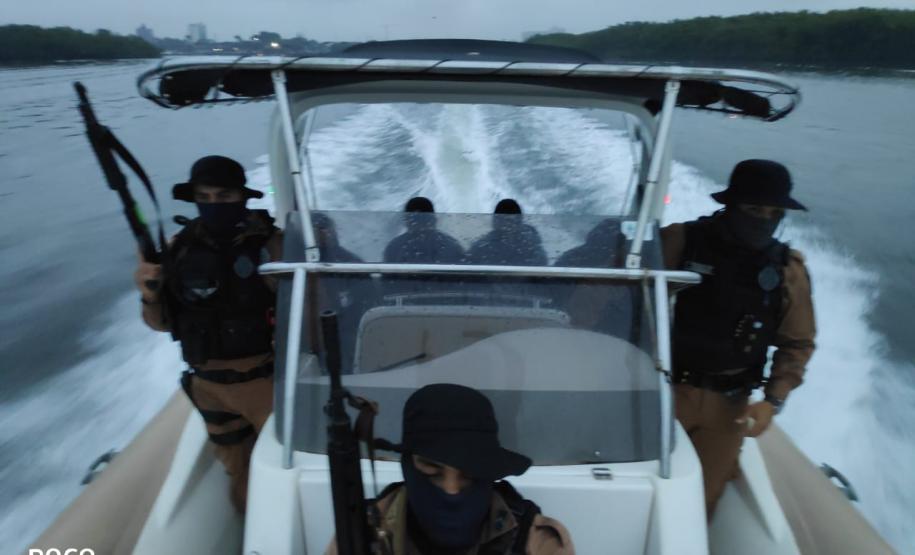 Na Ilha do Mel, Litoral do estado, fiscaliza área de preservação permanente