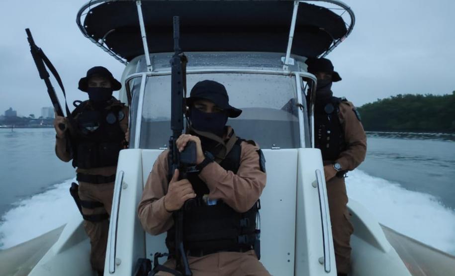 Na Ilha do Mel, Litoral do estado, fiscaliza área de preservação permanente