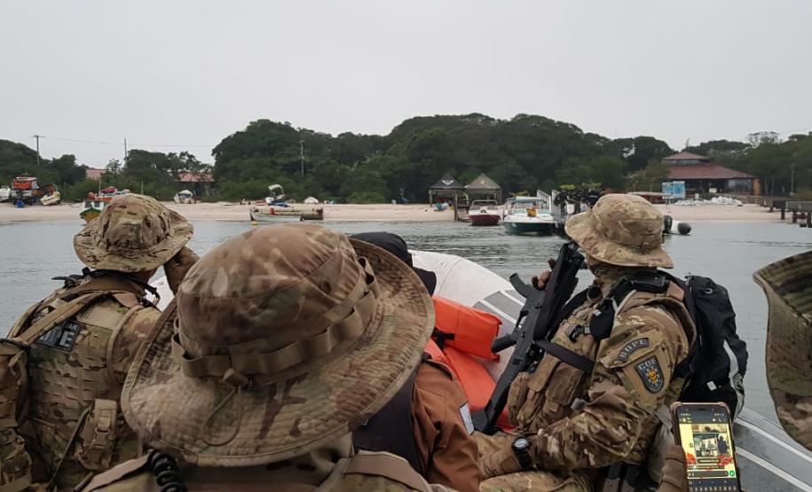 Na Ilha do Mel, Litoral do estado, fiscaliza área de preservação permanente