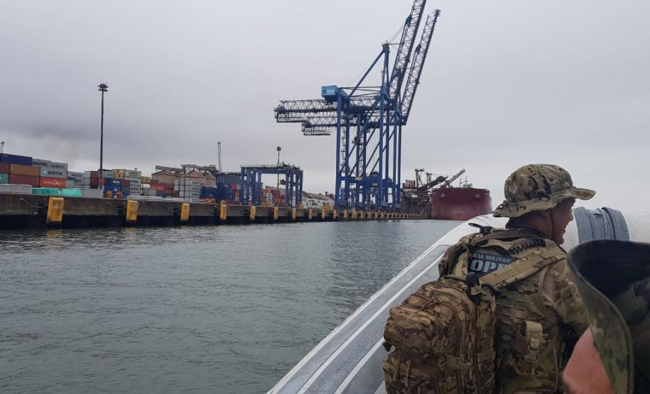 Na Ilha do Mel, Litoral do estado, fiscaliza área de preservação permanente