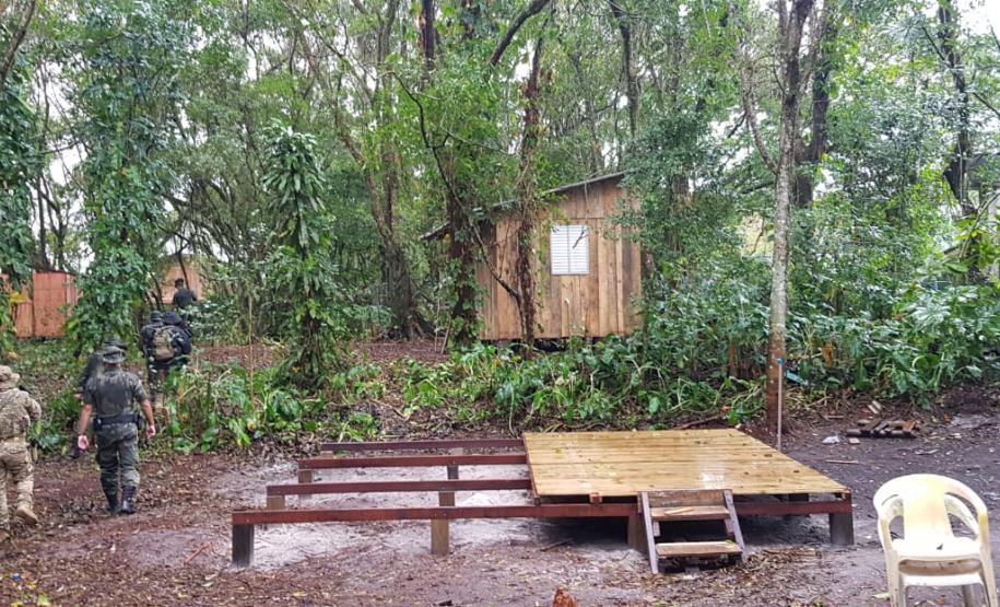 Na Ilha do Mel, Litoral do estado, fiscaliza área de preservação permanente