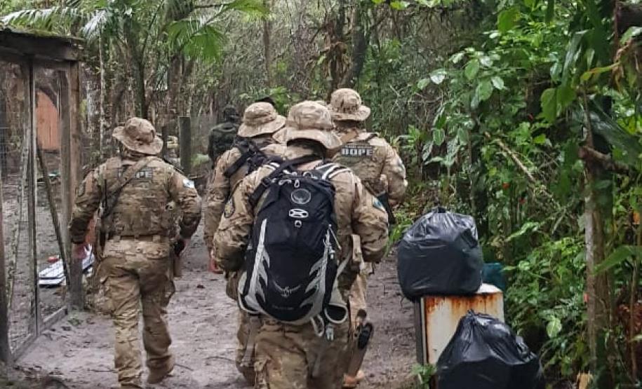 Na Ilha do Mel, Litoral do estado, fiscaliza área de preservação permanente
