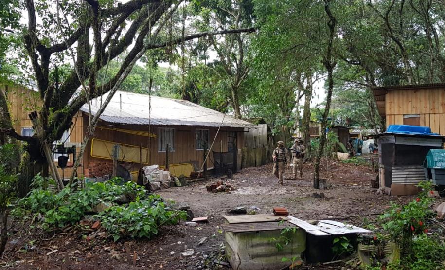 Na Ilha do Mel, Litoral do estado, fiscaliza área de preservação permanente