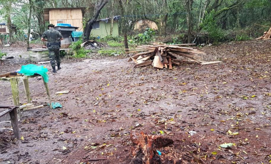 Na Ilha do Mel, Litoral do estado, fiscaliza área de preservação permanente