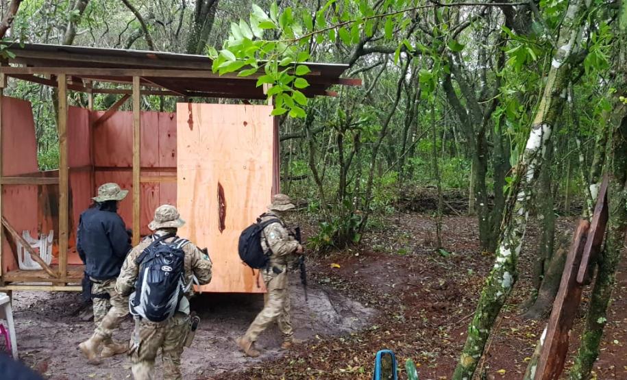 Na Ilha do Mel, Litoral do estado, fiscaliza área de preservação permanente