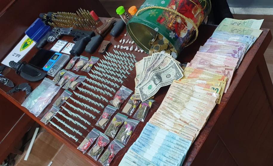 Em Colombo, na RMC, PM prende homem e apreende 220 porções de drogas durante patrulhamento; maconha era embalada com balas e seda