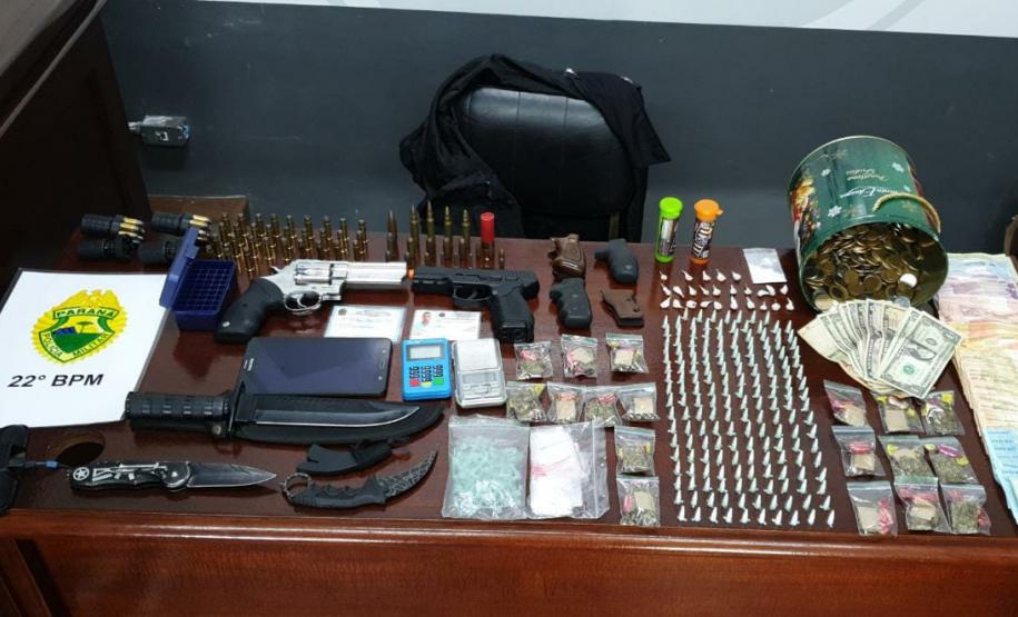 Em Colombo, na RMC, PM prende homem e apreende 220 porções de drogas durante patrulhamento; maconha era embalada com balas e seda