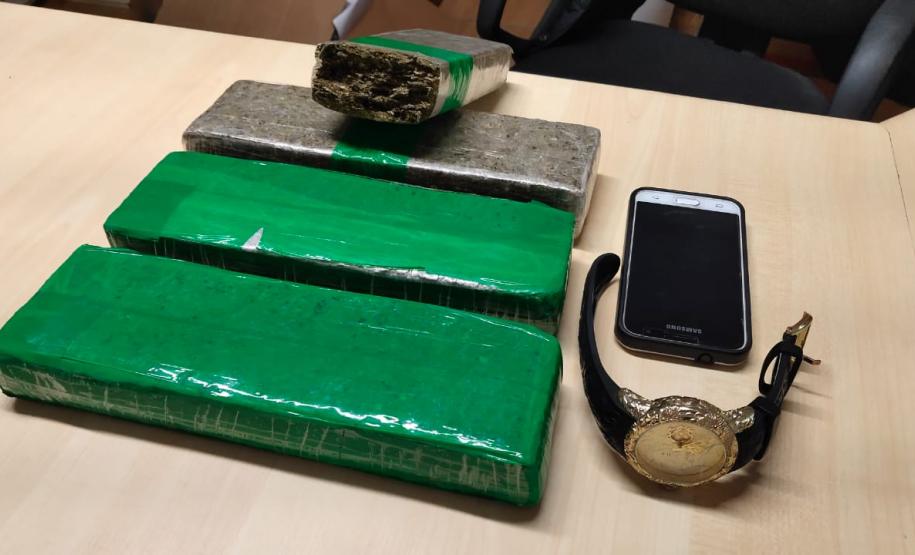 Homem tenta dispensar maconha, mas acaba preso pela PM em São José dos Pinhais, na RMC