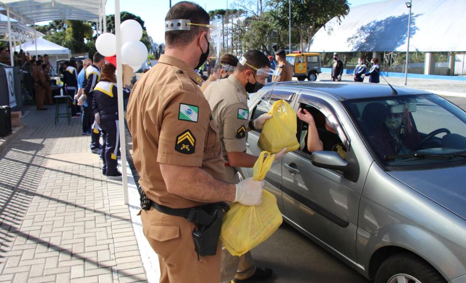 Colégio da PM arrecada 1,5 tonelada de alimentos em Drive Thru Solidário na Capital do estado